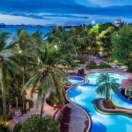 Cholchan Pattaya Beach Resort - Sha Extra Plus Exterior foto The pool at the Royal Paradise Hotel & Spa