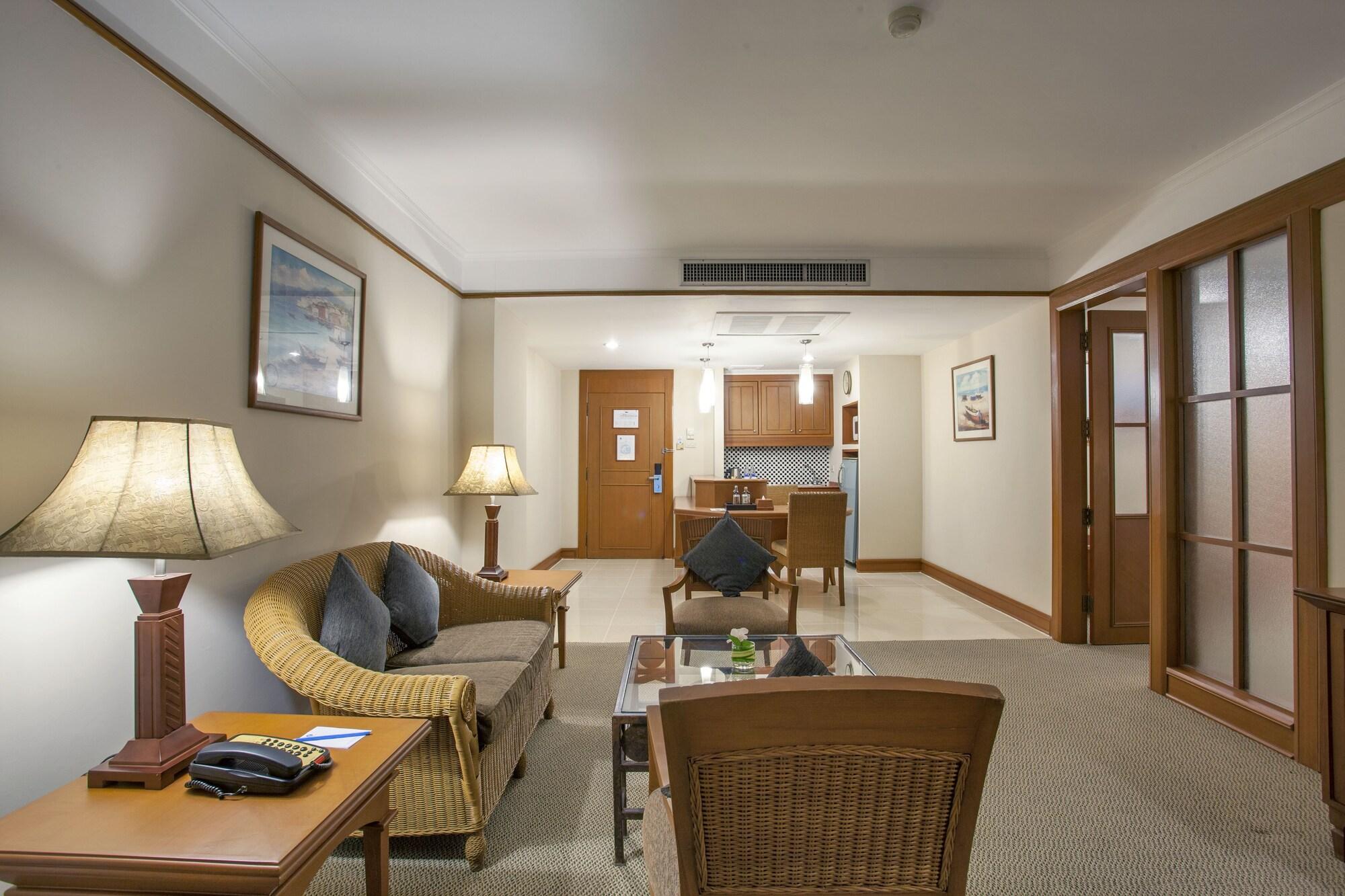 Cholchan Pattaya Beach Resort - Sha Extra Plus Exterior foto A typical suite at the Royal Garden Villas