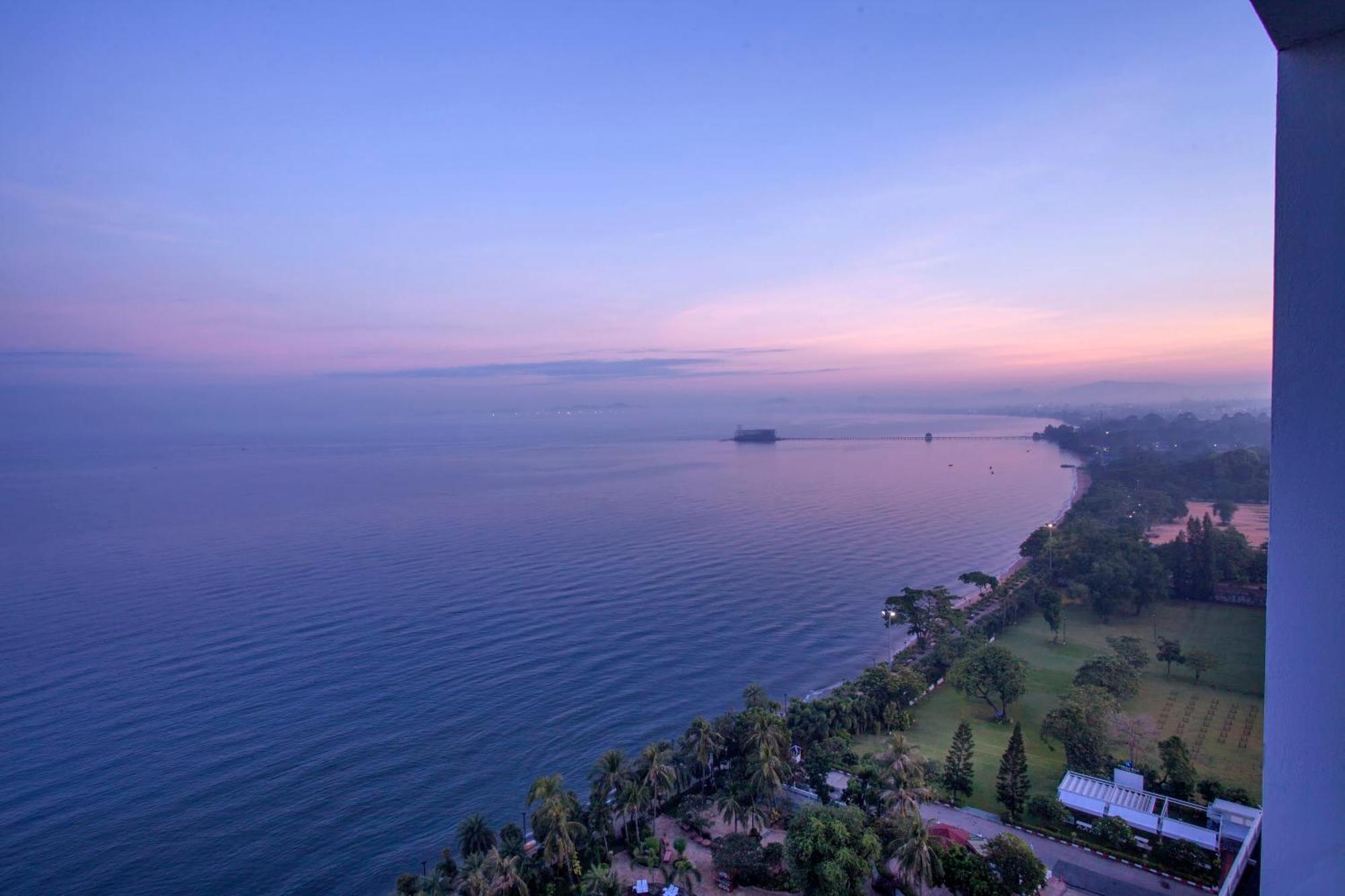 Cholchan Pattaya Beach Resort - Sha Extra Plus Quarto foto View of the Gulf of Naples from the hotel