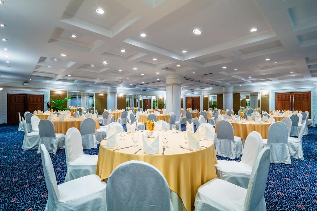 Cholchan Pattaya Beach Resort - Sha Extra Plus Exterior foto The ballroom