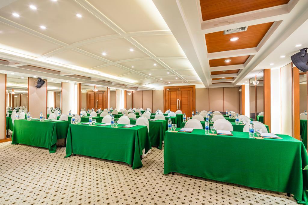 Cholchan Pattaya Beach Resort - Sha Extra Plus Exterior foto Meeting room