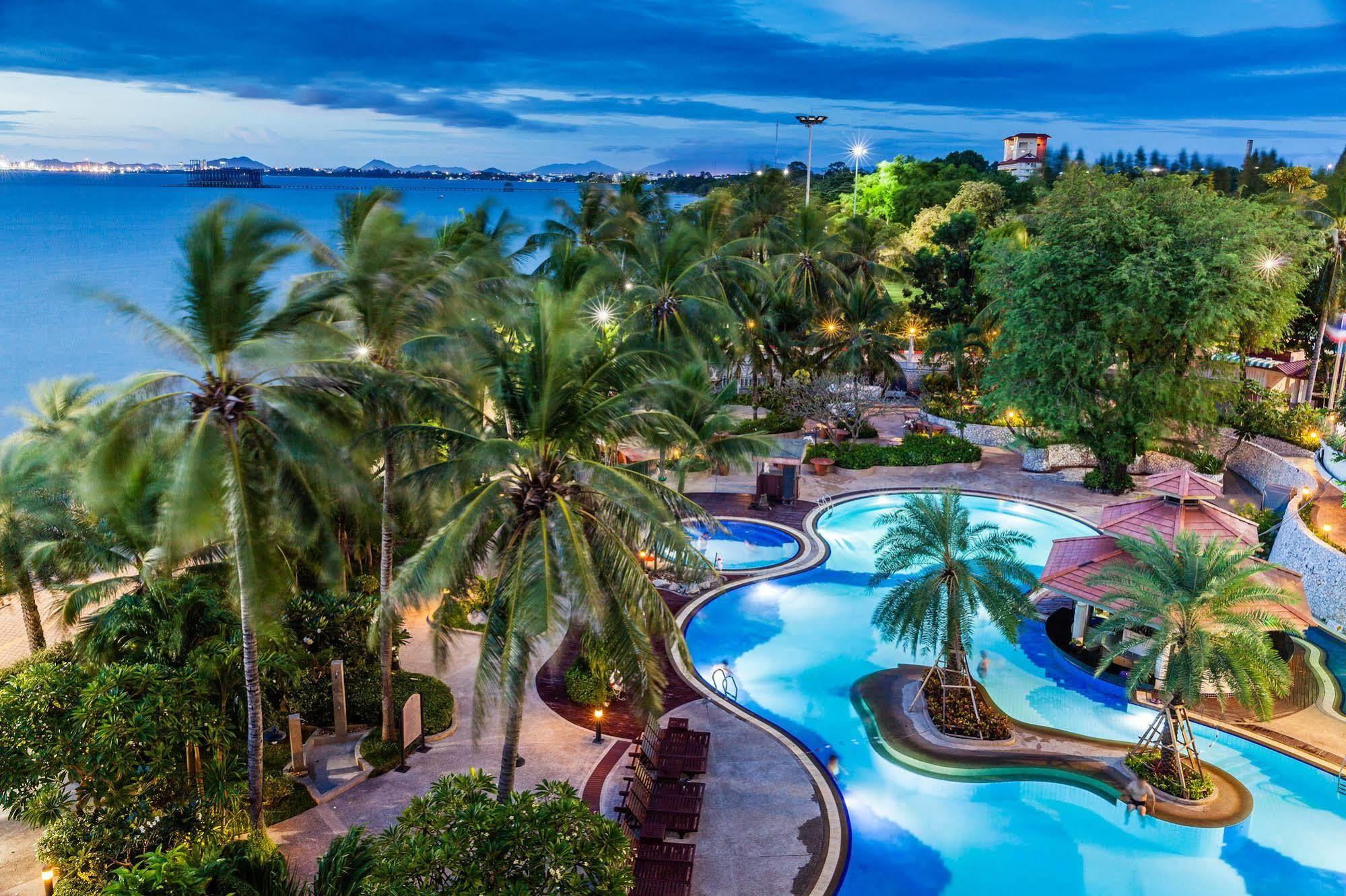 Cholchan Pattaya Beach Resort - Sha Extra Plus Exterior foto The pool at the Royal Paradise Hotel & Spa