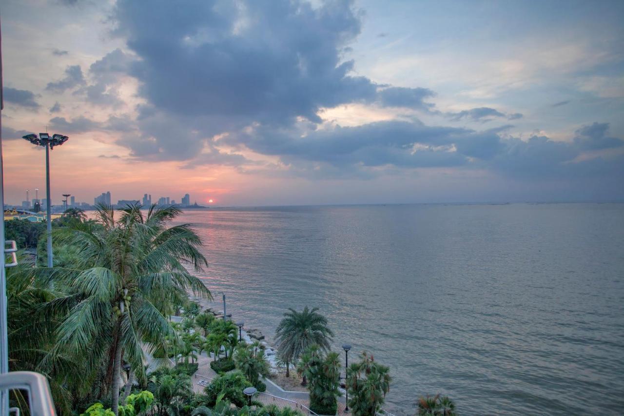 Cholchan Pattaya Beach Resort - Sha Extra Plus Exterior foto Sunset at the Bay of Bengal, Marina Beach, Chennai