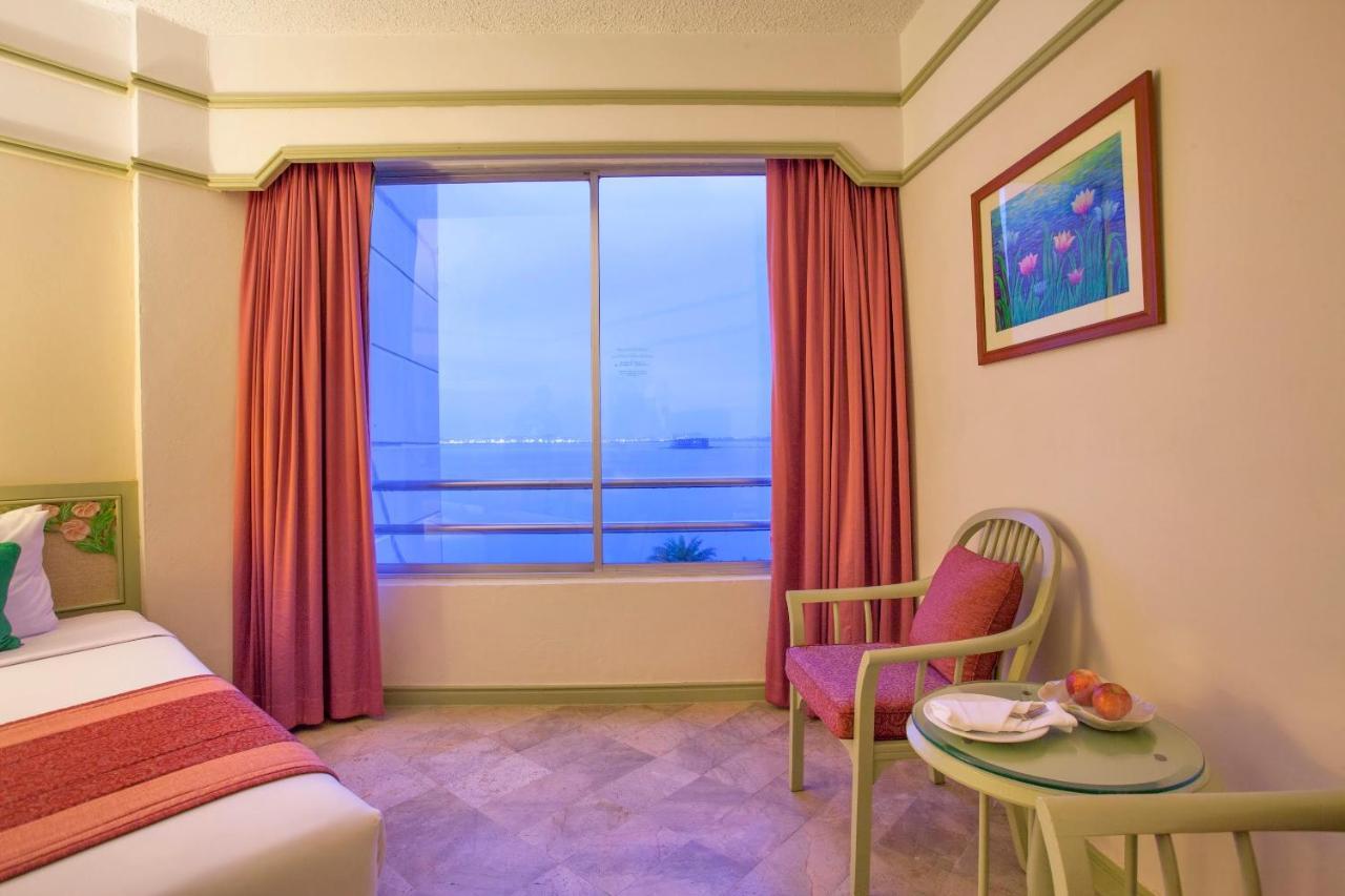 Cholchan Pattaya Beach Resort - Sha Extra Plus Exterior foto A room at the hotel